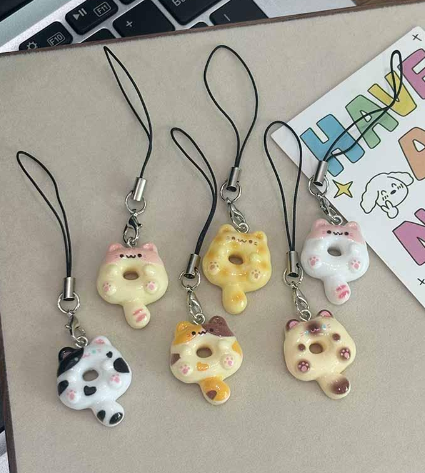適用【手機(jī)掛件】 可愛貓咪手機(jī)掛件|甜甜圈手機(jī)繩|包包掛件情侶禮物配飾飾品